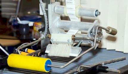 Raspall en una màquina d'etiquetatge